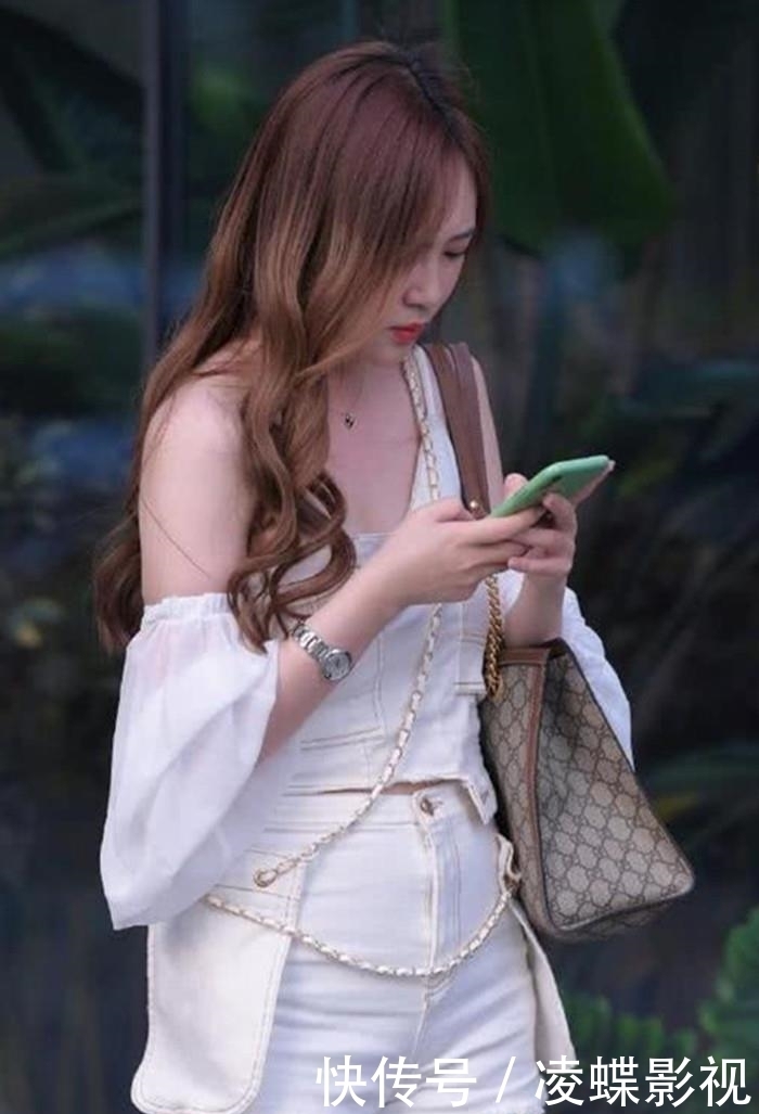 毛边|白色吊带衫搭配毛边牛仔裤,吸睛又亮眼,清纯脱俗又不失性感