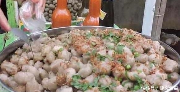 单亲妈妈校门口卖小吃,一元一个圆球球,不到2小时卖完!