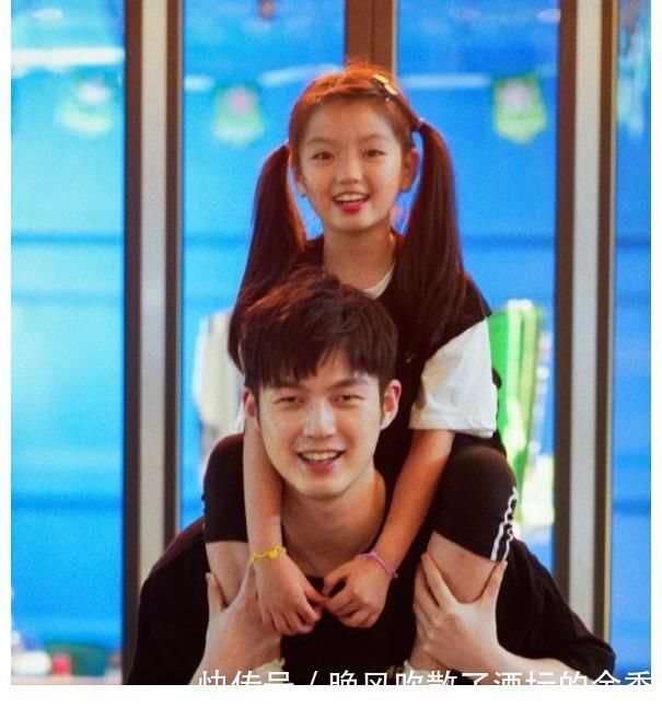 8岁阿拉蕾高温拍摄,皮肤晒得通红似过敏,为了红:父母没底线?