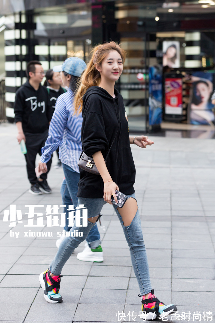 牛仔裤|重庆街拍,低领荷叶边上衣搭配牛仔裤,时髦又有女人味!