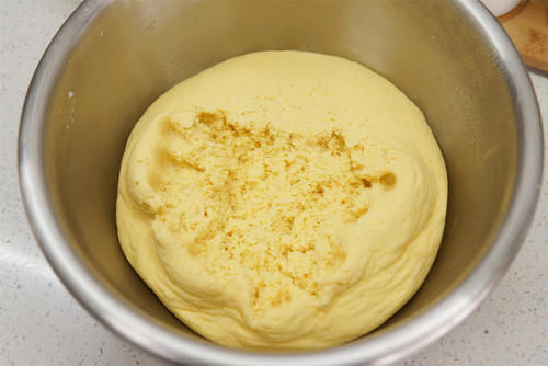 把玉米面倒进煮开的牛奶中，粗粮细作变“奶包”，真是越嚼越香