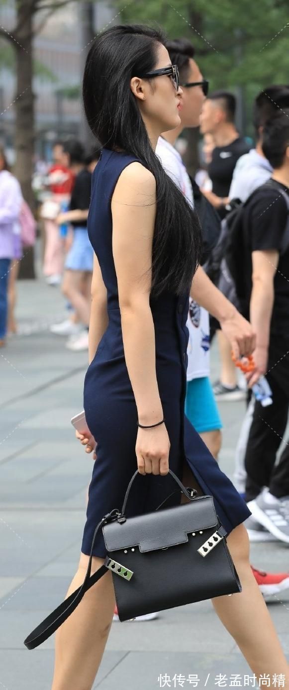 半身裙|随性自然的连衣裙穿搭富有时尚感,想说不爱它都难,吸引视线