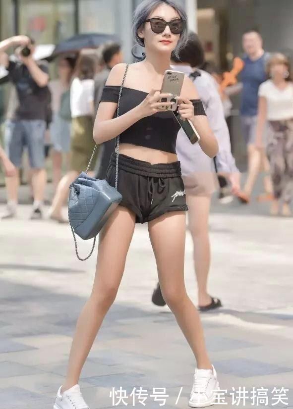 女人味儿 夏日如何穿搭的清凉时尚一字肩短衫+牛仔短裤,知性又显气质