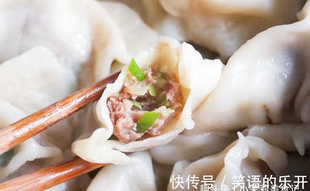 调羊肉馅很简单,牢记“2放2不放1窍门”,饺子鲜嫩无膻味,真香