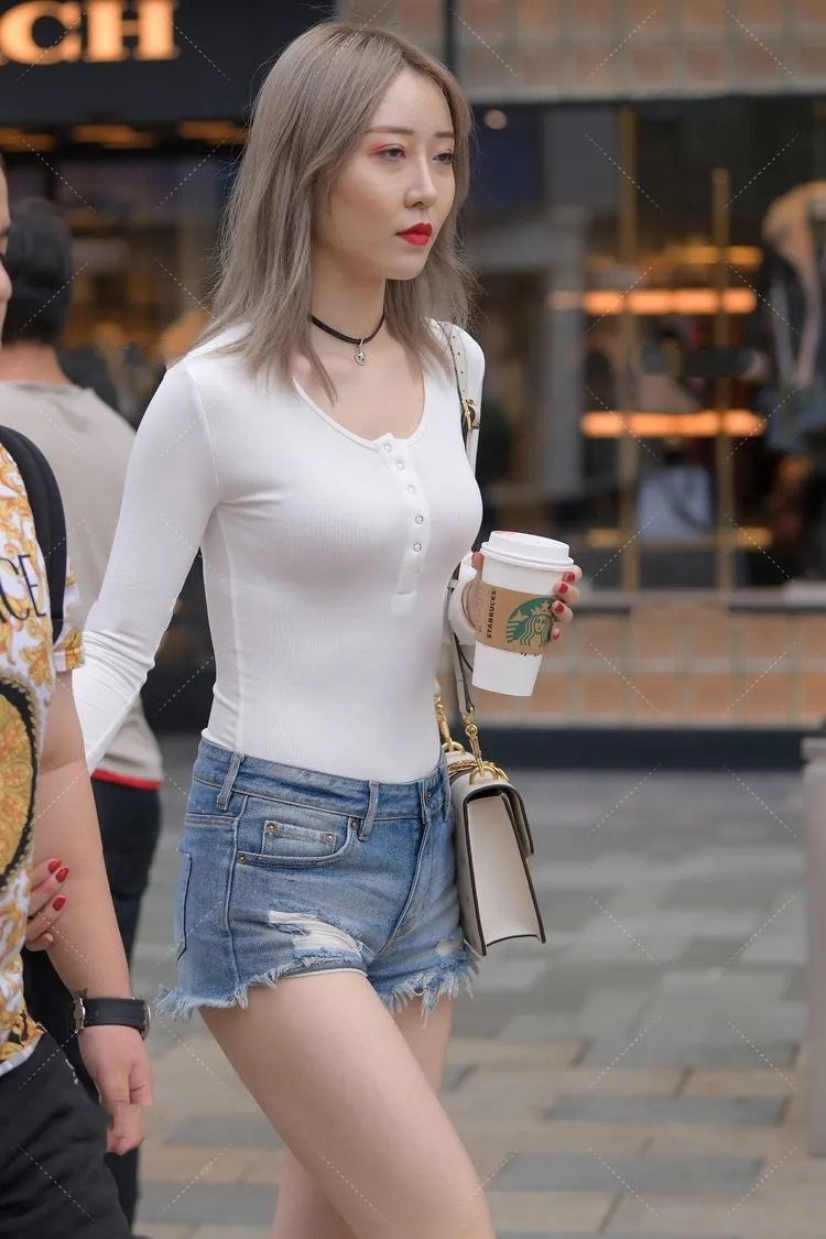 ?街拍:白色T恤加牛仔短裤可以这么美,这颜值穿搭,散发优雅美感