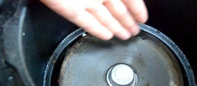 不管电饭煲有多脏，教你一个不外传窍门，1分钟擦得干净如新