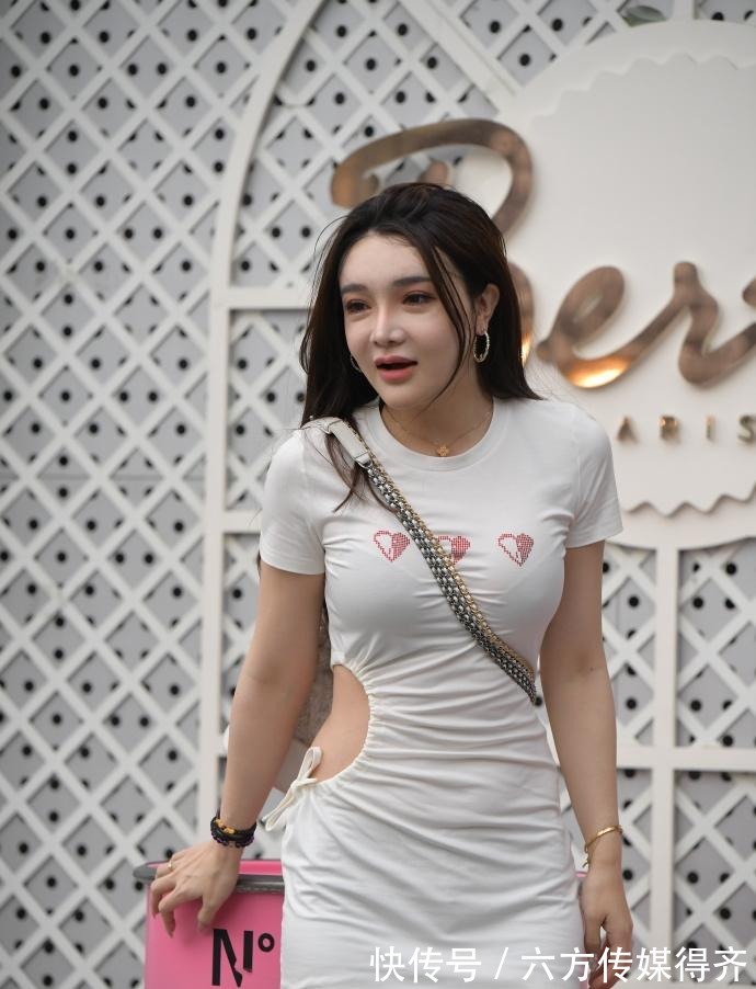 缺口|“缺口”连衣裙显气质,夏日穿搭选择它,让造型显得优雅大方,美