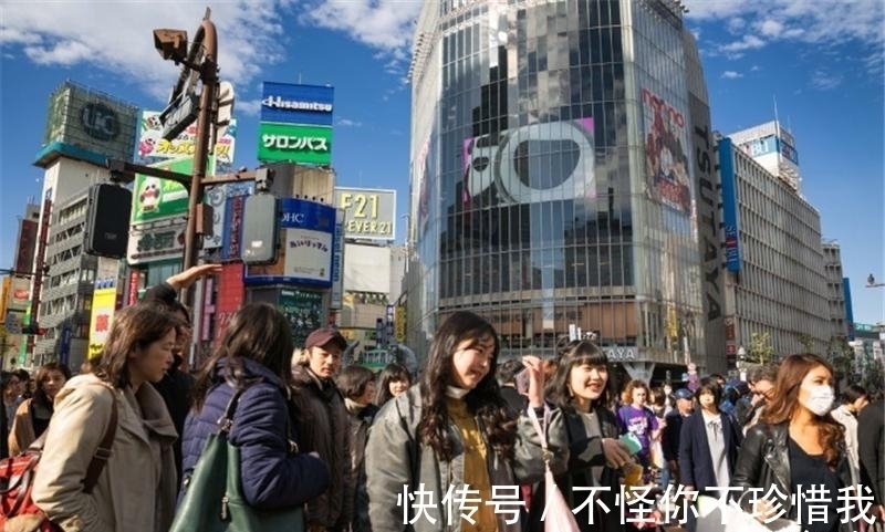 日本发明的“骨泳”,将活鱼肉剃光,再放回缸里,鱼还活着