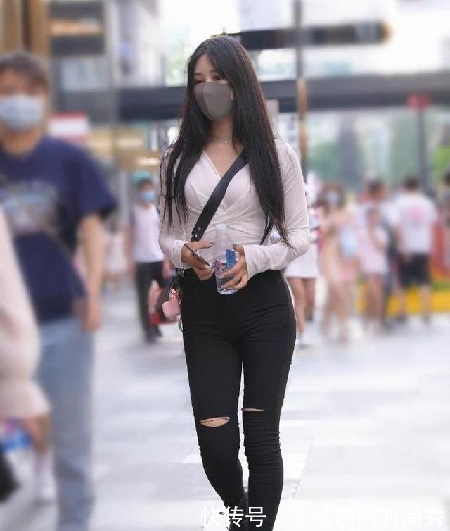 紧身裤 白长袖配黑牛仔裤,长头发飘逸身材好,时尚造型尽显简约靓丽!