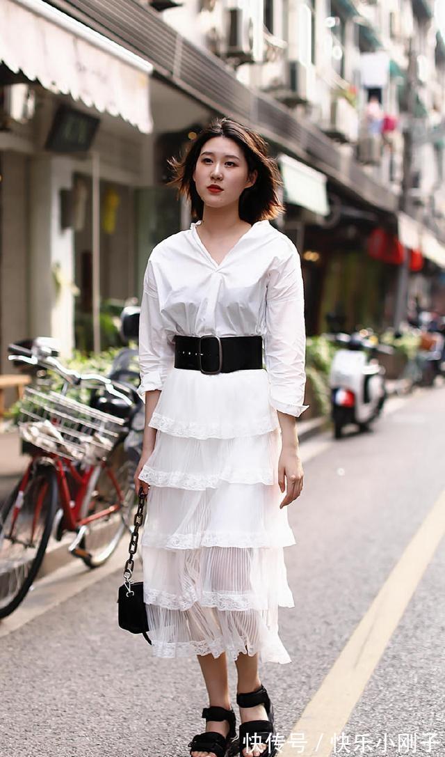 深色系 连衣裙的穿搭合身又不紧身,更加凸显身高,溢出高级感