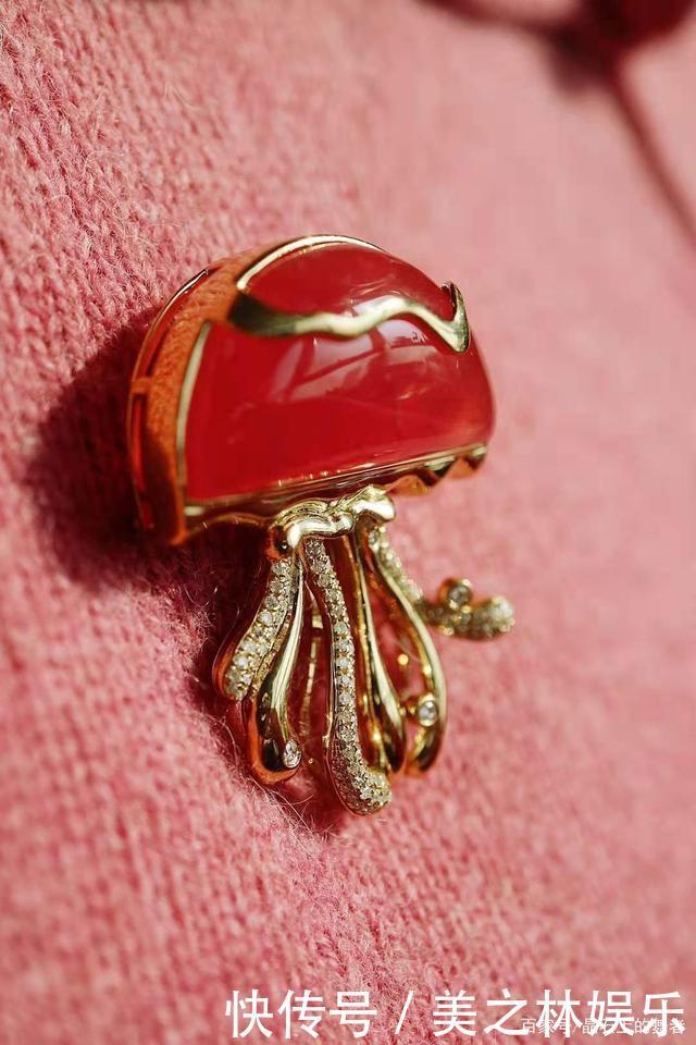 秋冬一款胸针胜过10件大牌珠宝,get胸针的佩戴方式!