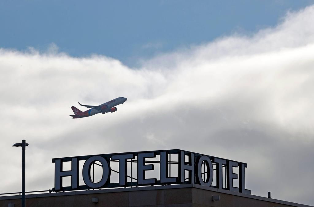 老年|（外代一线）英国将要求来自“旅行禁令名单”国家和地区的旅客在酒店隔离