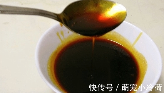 白砂糖|炒糖色时,应该放油还是放水?很多人都做错 ,难怪肉发苦发焦!