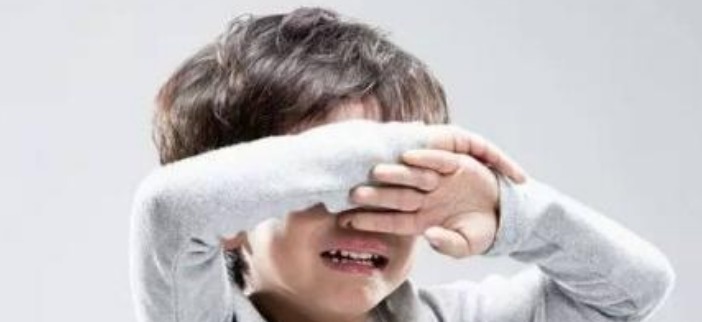 懂事|孩子这些行为是缺爱的表现,父母却骄傲地以为是高情商!值得深思