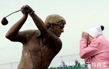 雕塑#如何与雕塑合影才能让人过目不忘?最厉害的还是咱中国人的创意