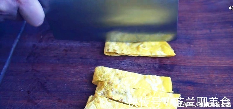 黑暗料理|皮蛋放锅里蒸一蒸,饭店一份要48,在家成本8元,待客有面子