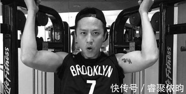 跑男家族秀腹肌,李晨郑恺不算啥,看到郭麒麟,网友发现被骗