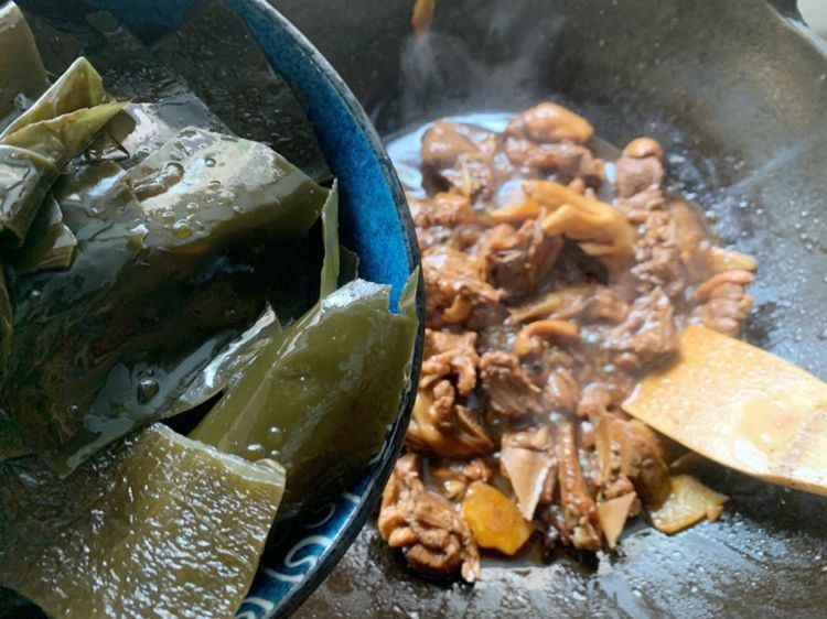 下饭菜海带烧鸭肉,味道鲜香不油腻,好吃有营养