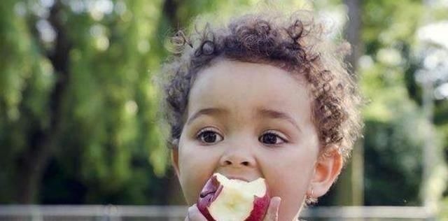 一个果|2岁宝宝突然“尿血”,妈妈哭着去医院,医生:这东西别给孩子吃