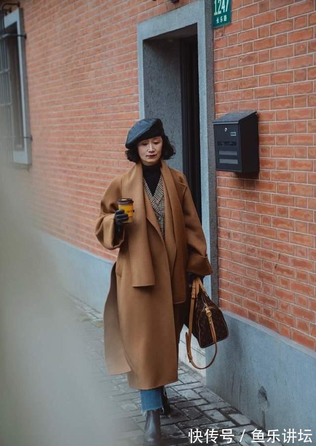 三木妈 三木妈不愧是“穿搭界”的佼佼者,大衣造型减龄时髦,照穿就很美