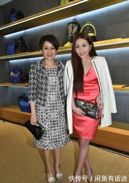 印花|赌王四太不服老,穿那么花的“睡衣”就出门,大红大绿还挺显年轻