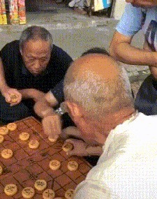 |搞笑GIF趣图:最近手头紧,看什么都像百元大钞!