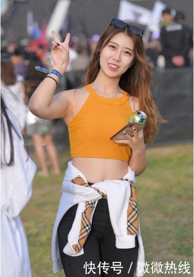 明黄色背心搭配修身黑色长裤,清纯可爱,舒适度满分