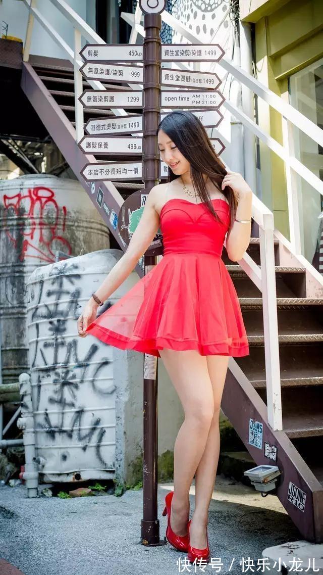 抹胸 红色抹胸连衣裙搭配高跟鞋，时尚抢眼，精致典雅