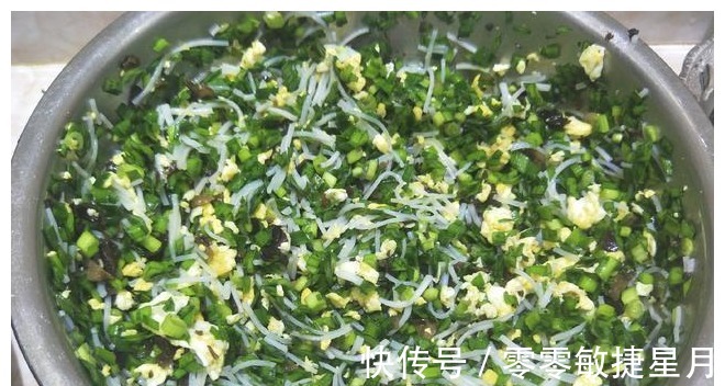 和面|入伏后,吃馅饼就选这馅,只要2元1斤,便宜美味,全家1锅不够!