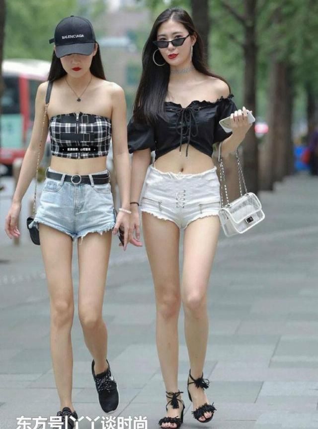 双胞胎眼光真不错,同穿一件短裤,左边的更魅力十足吧