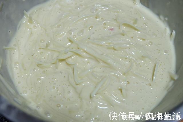 土豆丝别在炒了,试试一个吃法,外焦里嫩,10分钟解决全家早餐