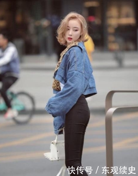 街拍:丰腴的身材,白皙的美腿,性感迷人不失韵味,很是吸引眼球