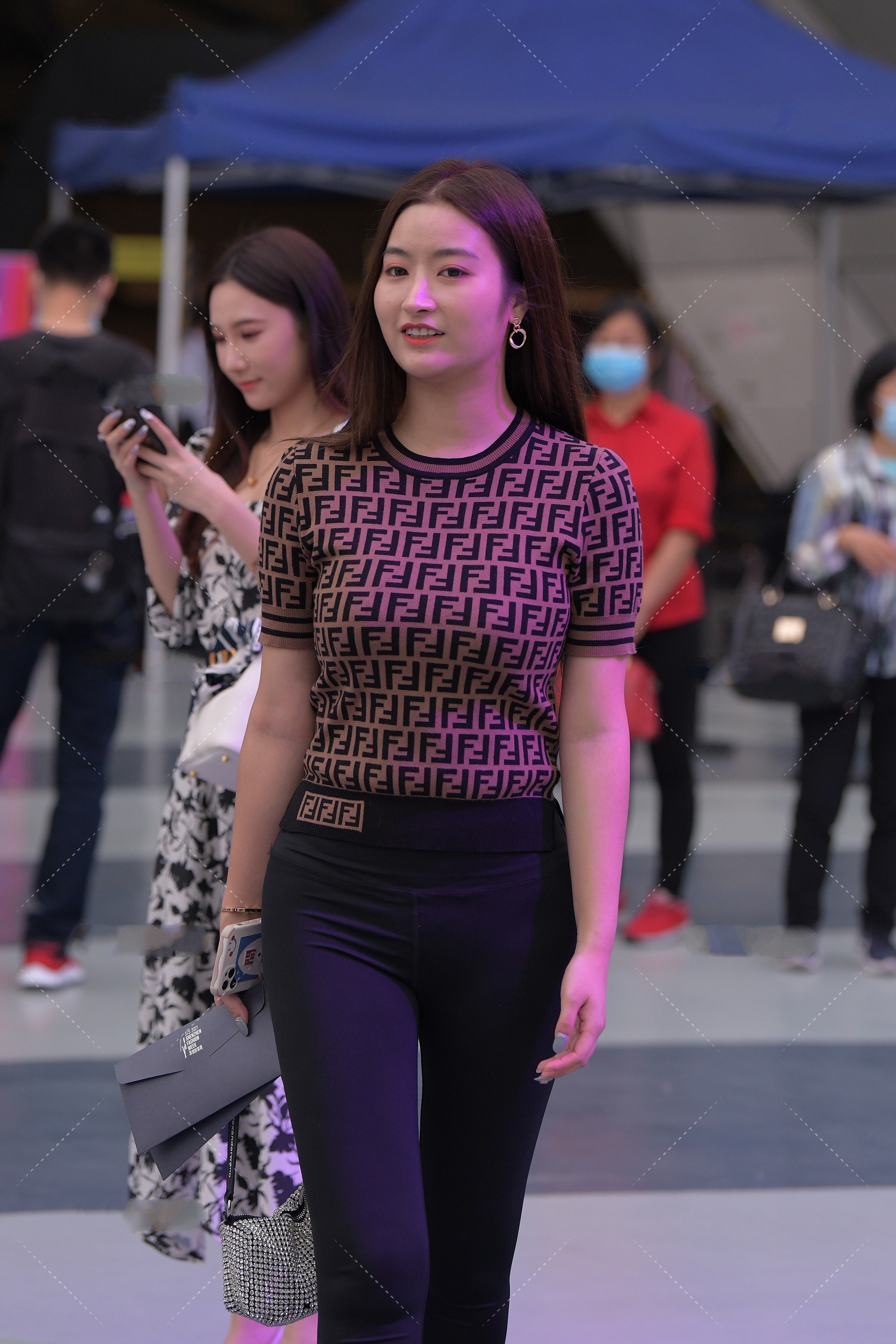 黑色|美女街拍:优雅上衣搭配黑色长裤,简约不失时尚感,举止优雅