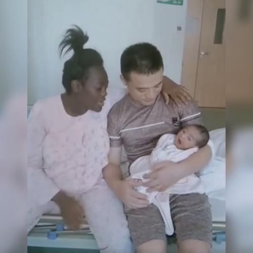 非洲|中国爸爸和非洲妈妈生下的宝宝,看见娃颜值的那一刻,基因太神奇