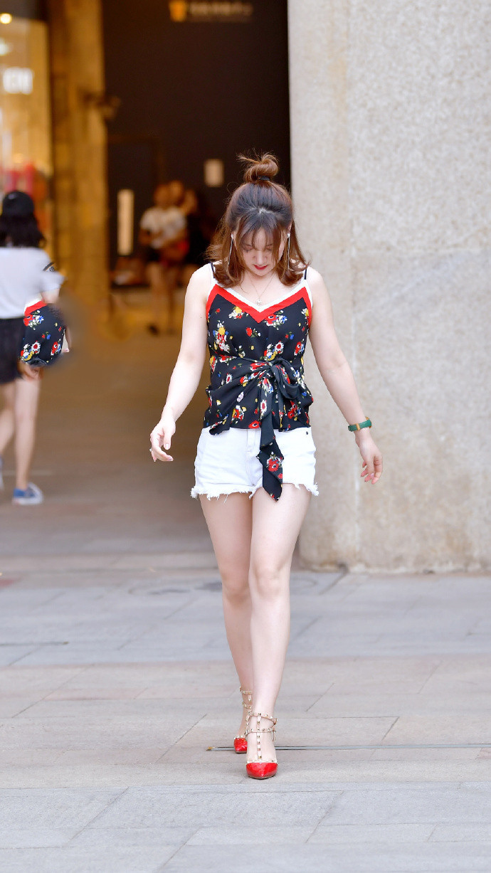 吊带装加上白色的热裤, 也是相当的吸睛了