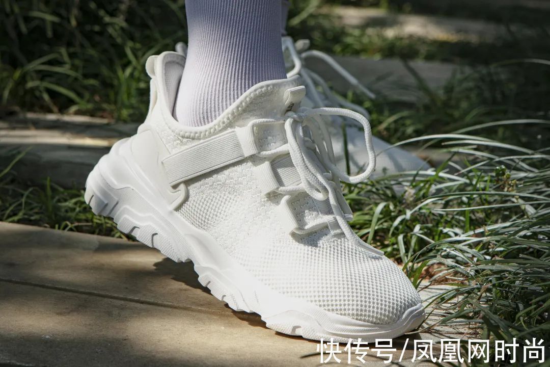 素湃 国潮鞋做得有多牛?雨天不湿鞋,穿一天不捂脚,好看还不贵