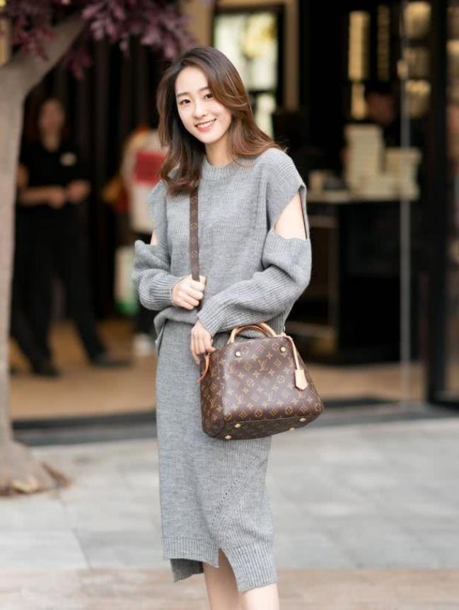 街拍:身穿黑白色条纹连衣裙,彰显出小美女靓丽气息