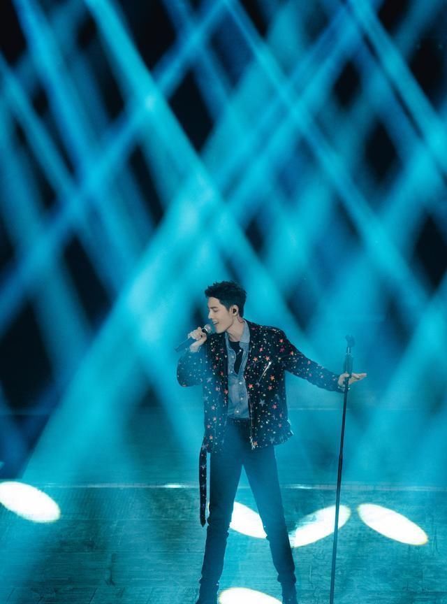 肖战空降《演员》决赛,观看人数飙升千万,国内外粉丝热泪盈眶