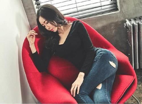 紧身牛仔裤|小姐姐穿紧身牛仔裤，超级美丽，塑造纤细小蛮腰