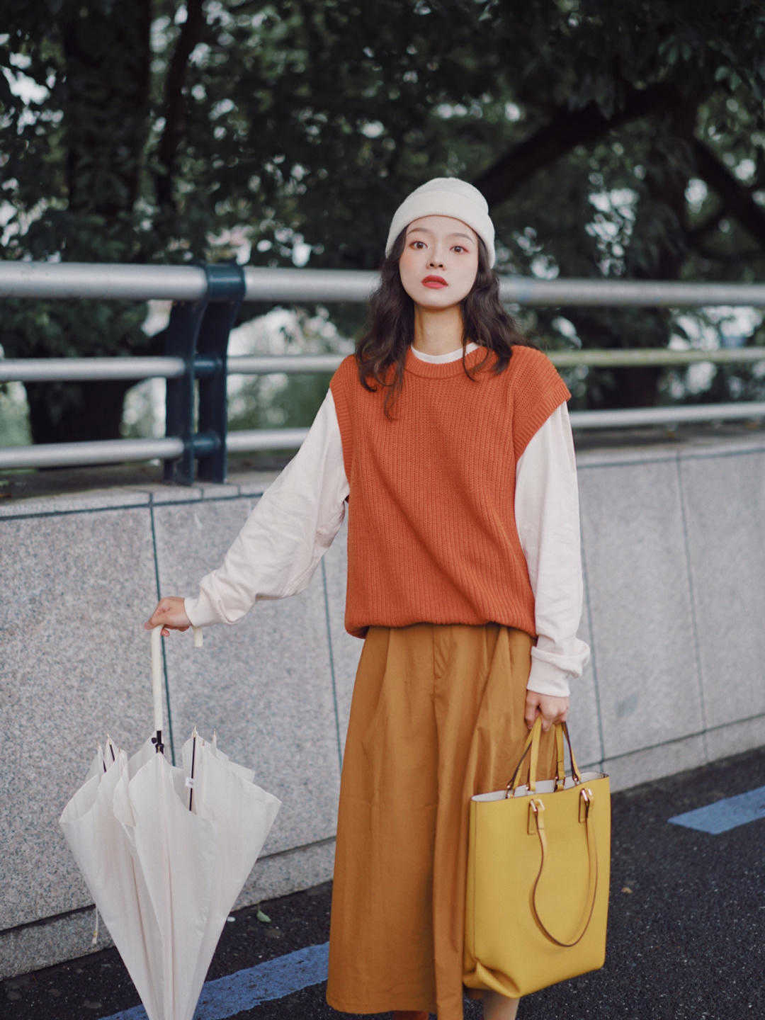 好看|秋天不建议直接穿T恤，这样叠穿洋气又高级，主要是显好看