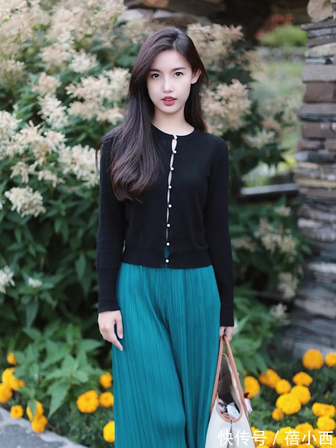 小姐姐|秋天建议30+女性多穿“黑色针织衫”,搭配半身裙,优雅到骨子里