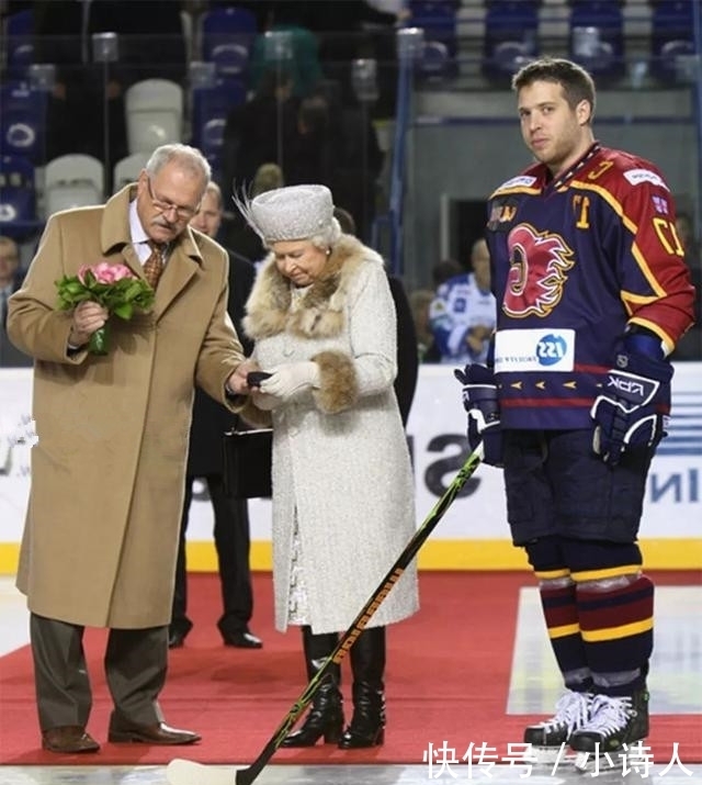 搭配|92岁英国女王告别“光腿”造型,穿长筒靴搭配大衣,时髦又保暖