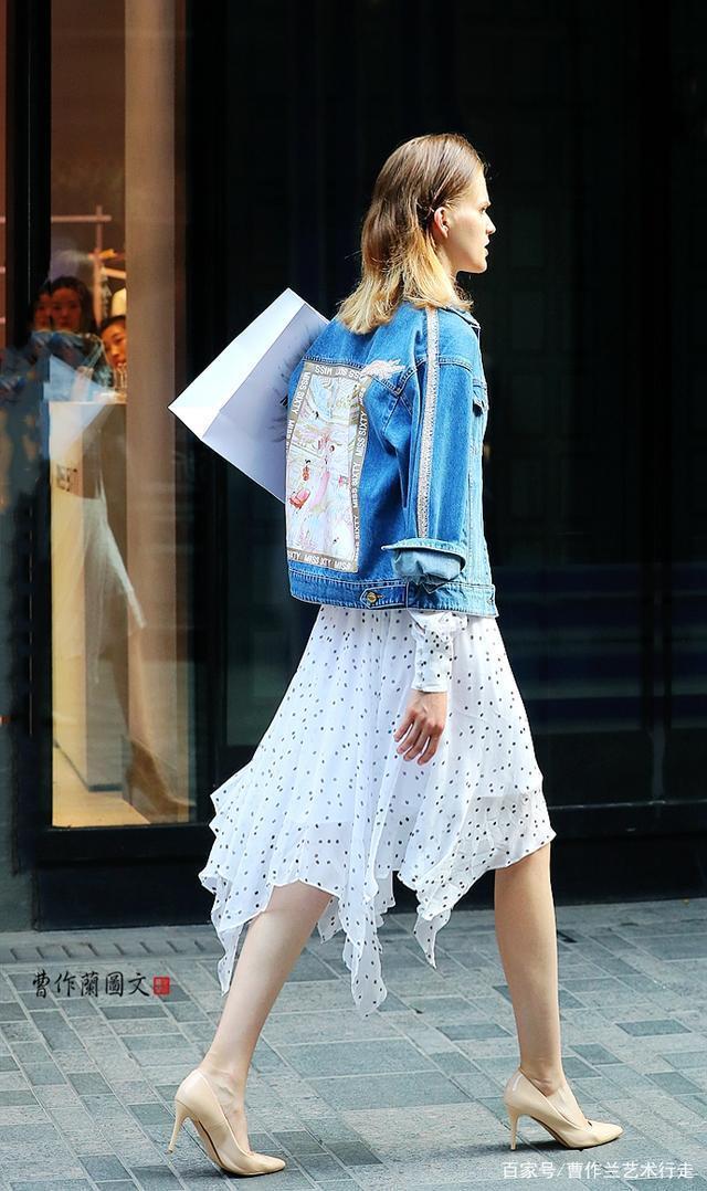 a507|美女重视服装的背后设计,好衣服不仅适合正面看,也适合背后看