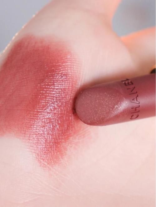 有品位的女人都不会跟风买口红，这几款大牌中的冷门色，高级独特