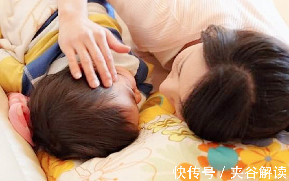 妈妈|父子4人抢妈妈,谁打赢谁和妈妈睡,网友喊话:这是欺负小朋友啊