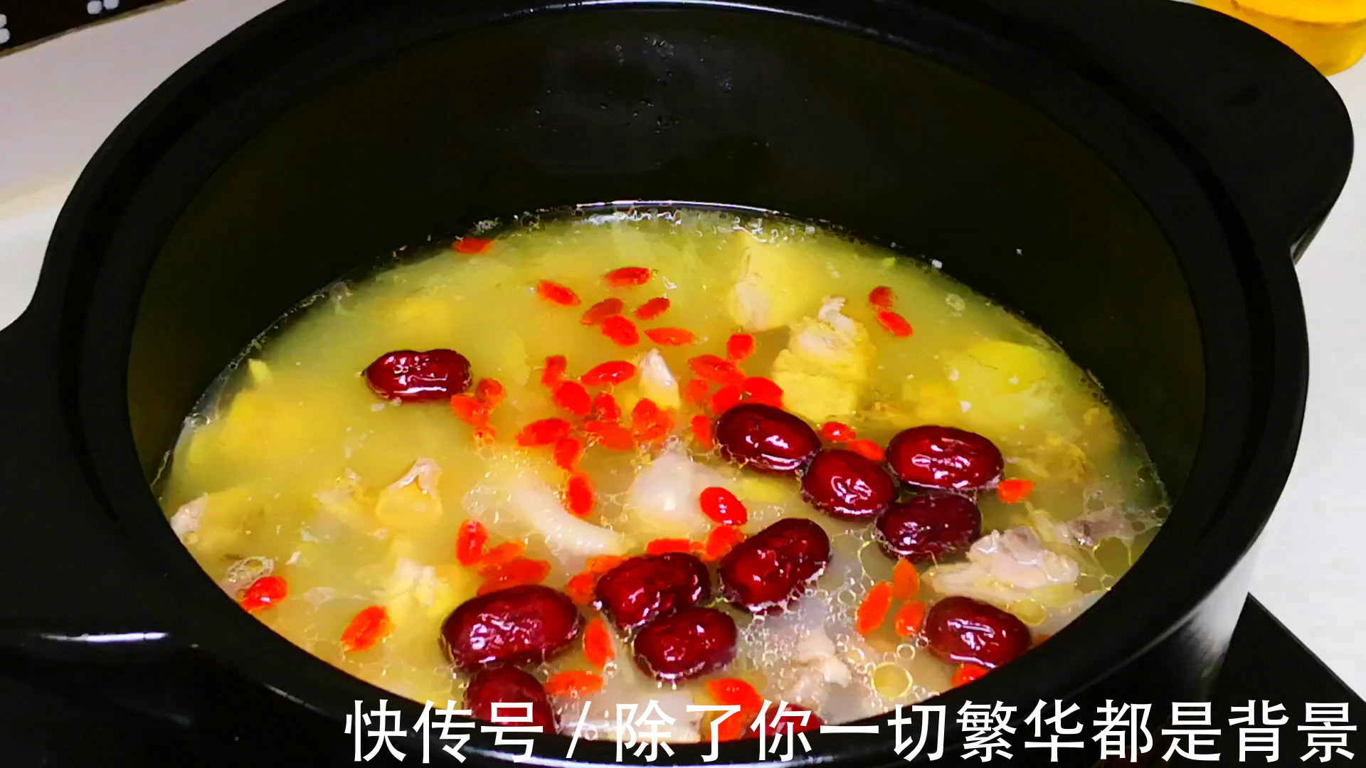 炖鸡汤时，直接下锅煮就废了，教你正确做法，鸡汤鲜美无腥味，香