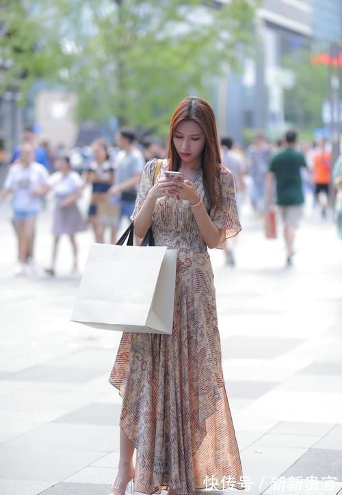 裙摆 连衣裙的美丽不在于裙摆的长短,而在美女给你的感觉