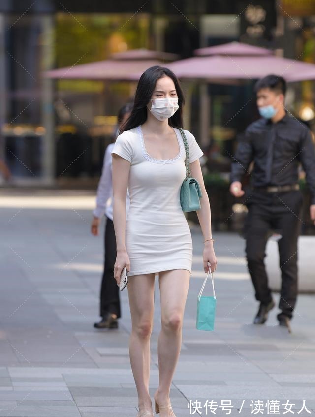 可爱 薄荷绿挎包搭配 蕾丝针织连衣裙,端庄秀气,清新可爱!