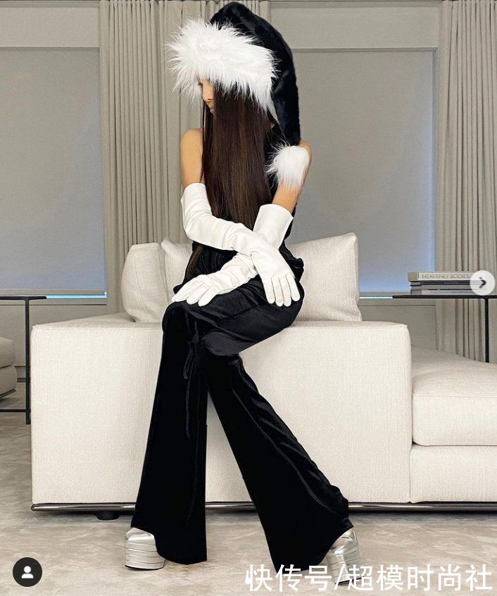 71岁婚纱女王瘦得令人心疼！冻龄身材不像奶奶，穿长袜秀少女腿