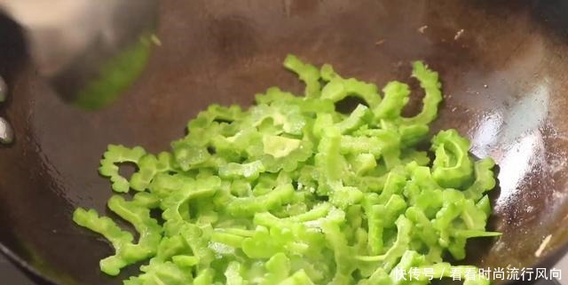  苦瓜炒鸡蛋最美味做法，鸡蛋嫩滑，苦瓜也不苦，营养又好吃